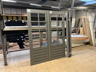 Dubbel deurkozijn, grijs gespoten Hillhout